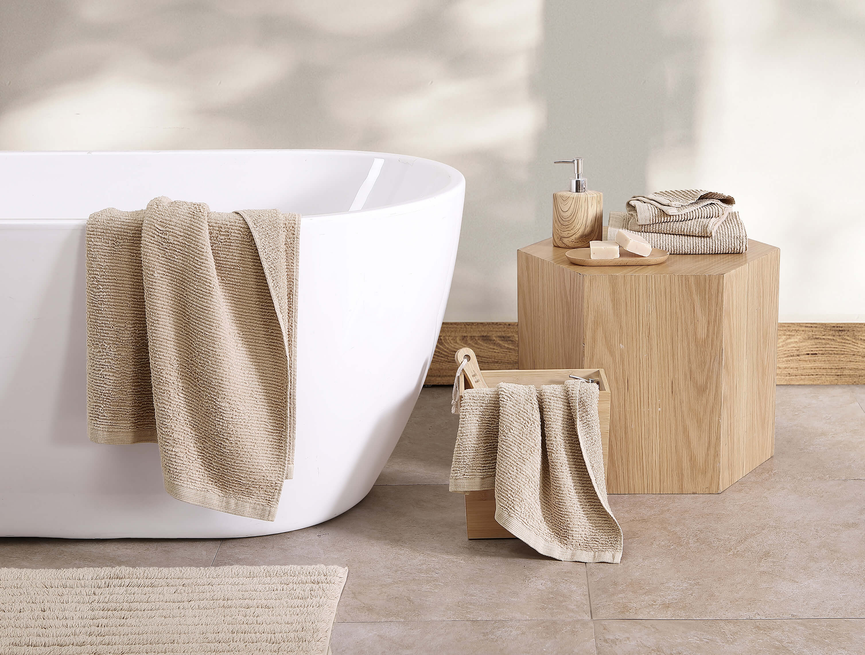 Bej havlu tekstilleriyle spa hissinde banyo